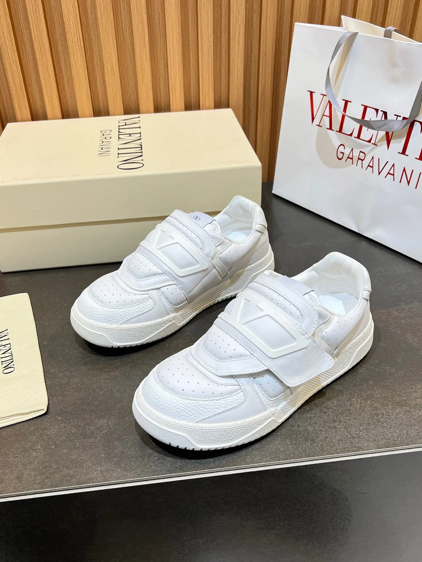 Men's men's shoes 💰760 VLTN Valentin 𝑶𝒏𝒆𝑺𝒕𝒖𝒅 Couple's sneaker series Valentino 2025 new couple's sneakers are on sale. The original ZP purchased and disassembled. Repeated pattern making and modification. The strength must be restored one to one! Top luxury masterpiece Velcro design Soft and comfortable imported calfskin 🧧brings excellent and elegant texture and excellent on-foot comfort Top purchasing version upper: imported calfskin surface/original oil edge craftsmanship Inner: water-dyed cowhide lining Outsole: original development 𝐓𝐏𝐔 two-color combination outsole Packaging: original configuration complete package Code number: 35-46 (45 46 customized)